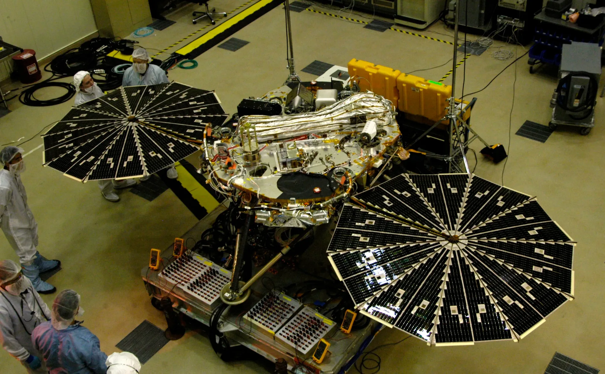 Prueba de los paneles solares del módulo de aterrizaje Phoenix de Marte.