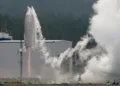 El vehículo experimental RV-X, diseñado para desarrollar las tecnologías necesarias para la reutilización de cohetes, durante su primera prueba de vuelo en el Centro de Ensayos de Cohetes de Noshiro, en la prefectura de Akita.