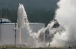 El vehículo experimental RV-X, diseñado para desarrollar las tecnologías necesarias para la reutilización de cohetes, durante su primera prueba de vuelo en el Centro de Ensayos de Cohetes de Noshiro, en la prefectura de Akita.