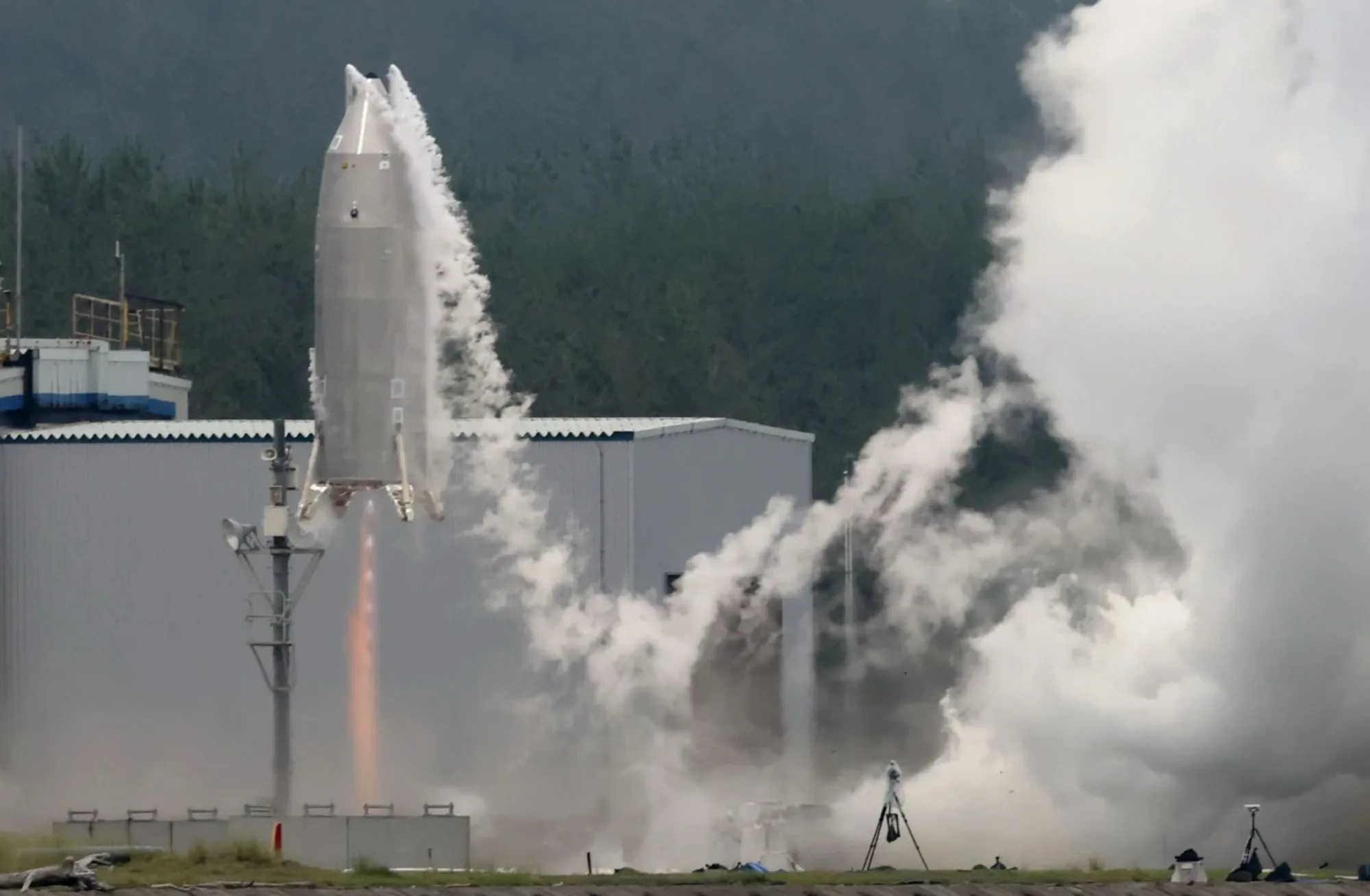 El vehículo experimental RV-X, diseñado para desarrollar las tecnologías necesarias para la reutilización de cohetes, durante su primera prueba de vuelo en el Centro de Ensayos de Cohetes de Noshiro, en la prefectura de Akita.