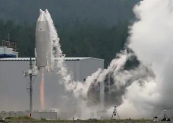 El vehículo experimental RV-X, diseñado para desarrollar las tecnologías necesarias para la reutilización de cohetes, durante su primera prueba de vuelo en el Centro de Ensayos de Cohetes de Noshiro, en la prefectura de Akita.