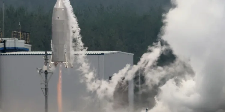 El vehículo experimental RV-X, diseñado para desarrollar las tecnologías necesarias para la reutilización de cohetes, durante su primera prueba de vuelo en el Centro de Ensayos de Cohetes de Noshiro, en la prefectura de Akita.