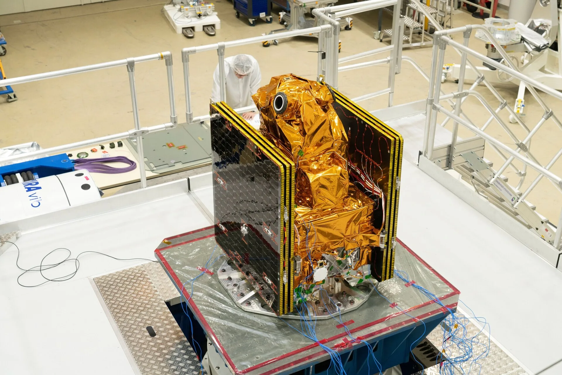 El Arctic Weather Satellite de la Agencia Espacial Europea (ESA) montado sobre un shaker, la mesa vibratoria que se utiliza para realizar los ensayos de vibiración.