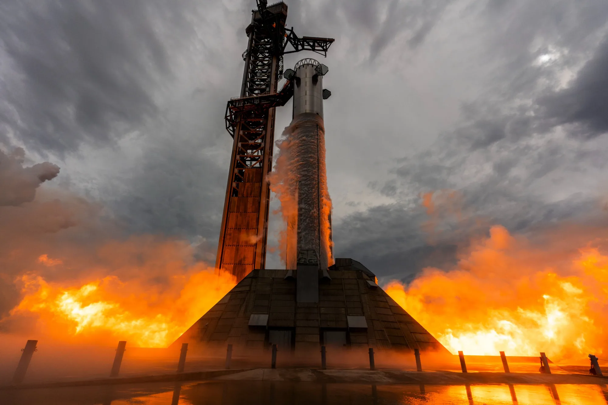 Imagen del booster Super Heavy durante un ensayo de fuego estático previo al lanzamiento del vuelo 13.