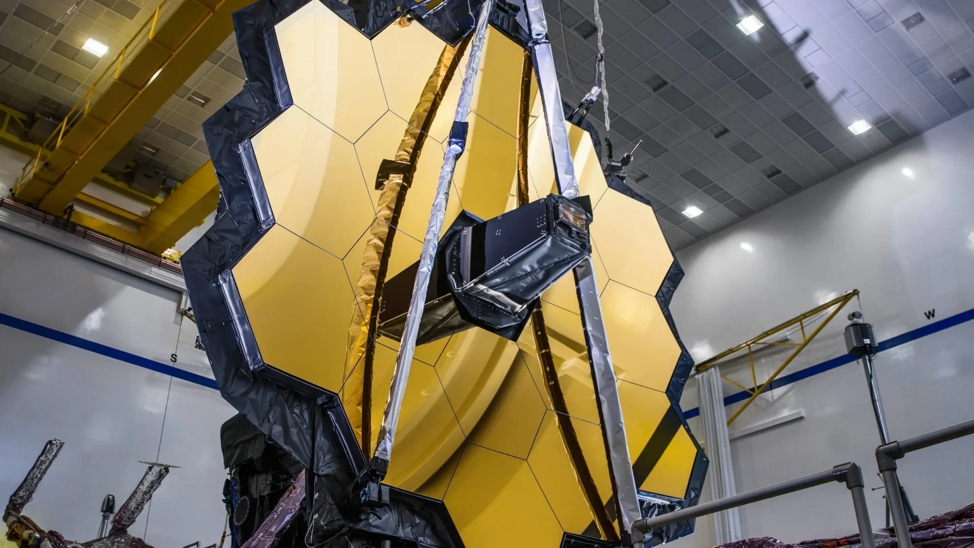 El James Webb es el telescopio espacial más potente construido hasta ahora. Está diseñado para observar el universo en luz infrarroja y estudiar desde las primeras galaxias hasta la formación de estrellas, planetas y atmósferas de exoplanetas.