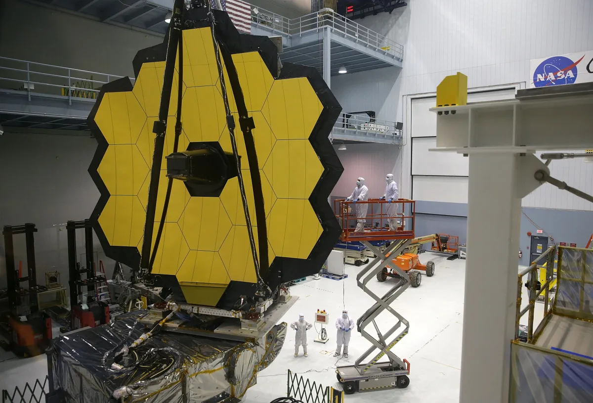 El 12 de julio de 2022, la NASA, la ESA y la CSA presentaron las primeras imágenes científicas a todo color y datos espectroscópicos del telescopio espacial James Webb.
