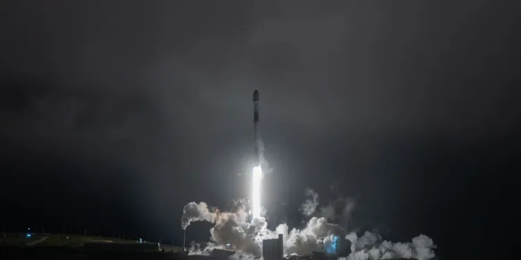La misión compartida Transporter-17 de SpaceX colocó en el espacio 81 satélites al mismo tiempo. Crédito: SpaceX.