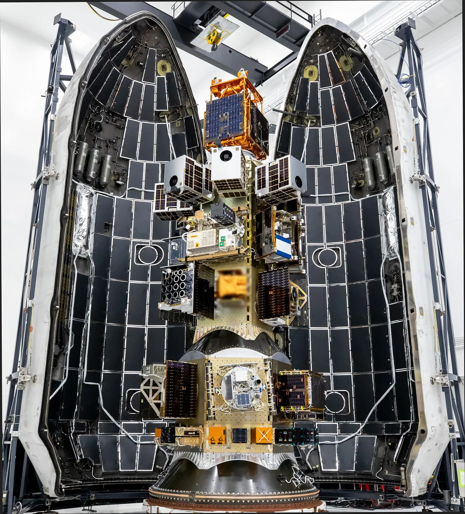 Las cargas de Transporter-17 alojadas en la cofia del Falcon 9.