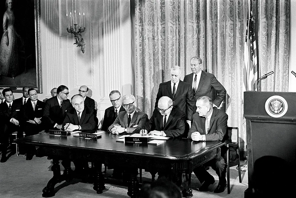 El Tratado del Espacio Ultraterrestre de 1967 es el principal acuerdo internacional que regula las actividades de los Estados en el espacio. Establece su uso pacífico, prohíbe armas nucleares en órbita y determina que ningún país puede apropiarse de la Luna u otros cuerpos celestes.