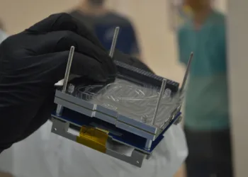 El satélite universitario USAT-1, desarrollado por el Centro Tecnológico Aeroespacial (CTA) de la Facultad de Ingeniería de la Universidad Nacional de la Plata (UNLP) fue el antecedente directo del CubeSat ATENEA, desarrollado bajo la gestión de la CONAE para viajar a bordo de Artemis II.