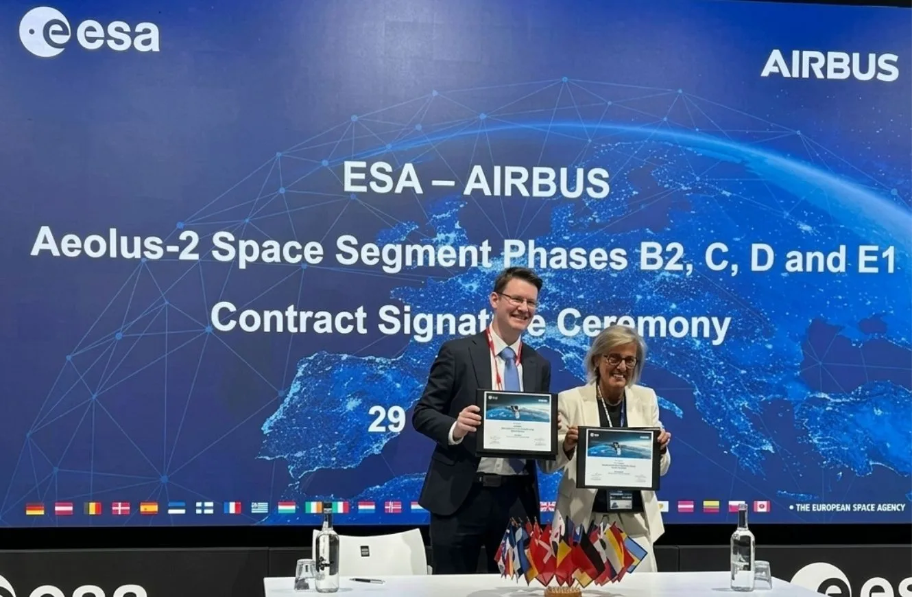 Imagen de la firma del contrato de producción del Aeolus-2 entre la ESA y Airbus. Crédito: Airbus.