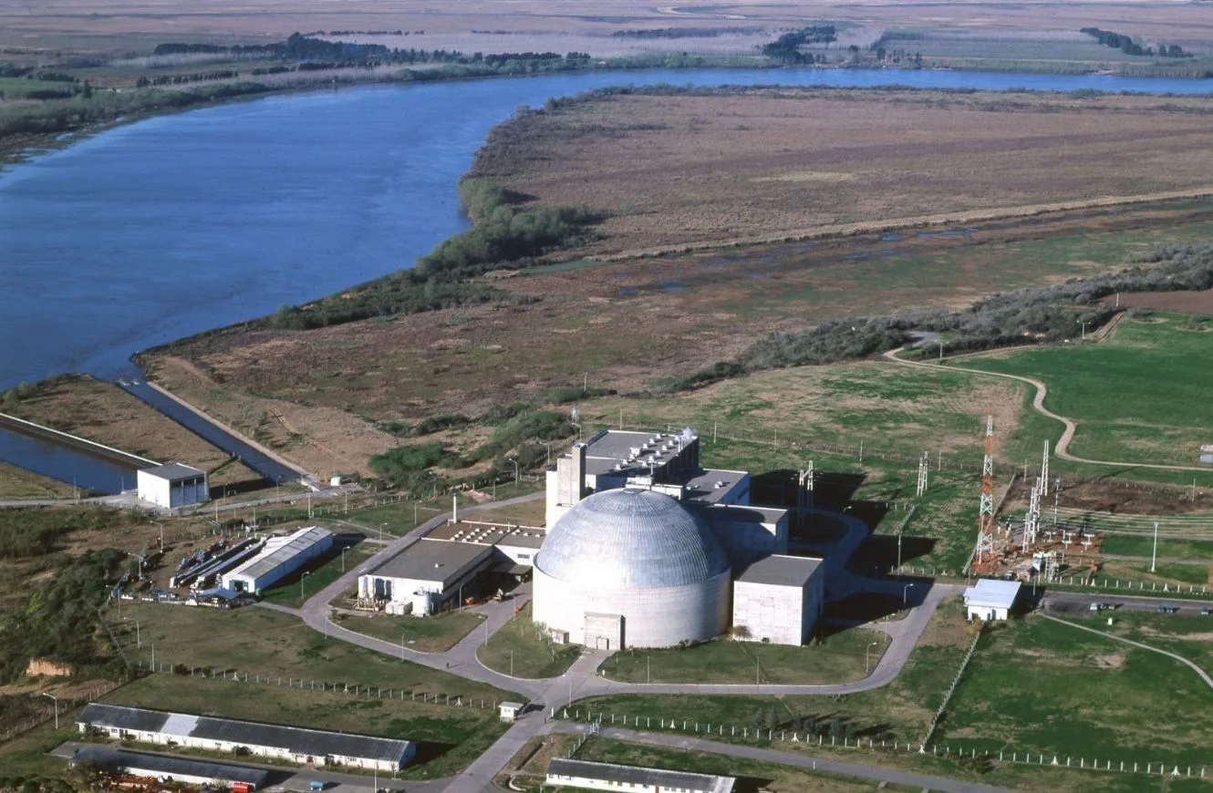 Imagen de la Central Nuclear Atucha, Argentina. reactores nucleares LATAM