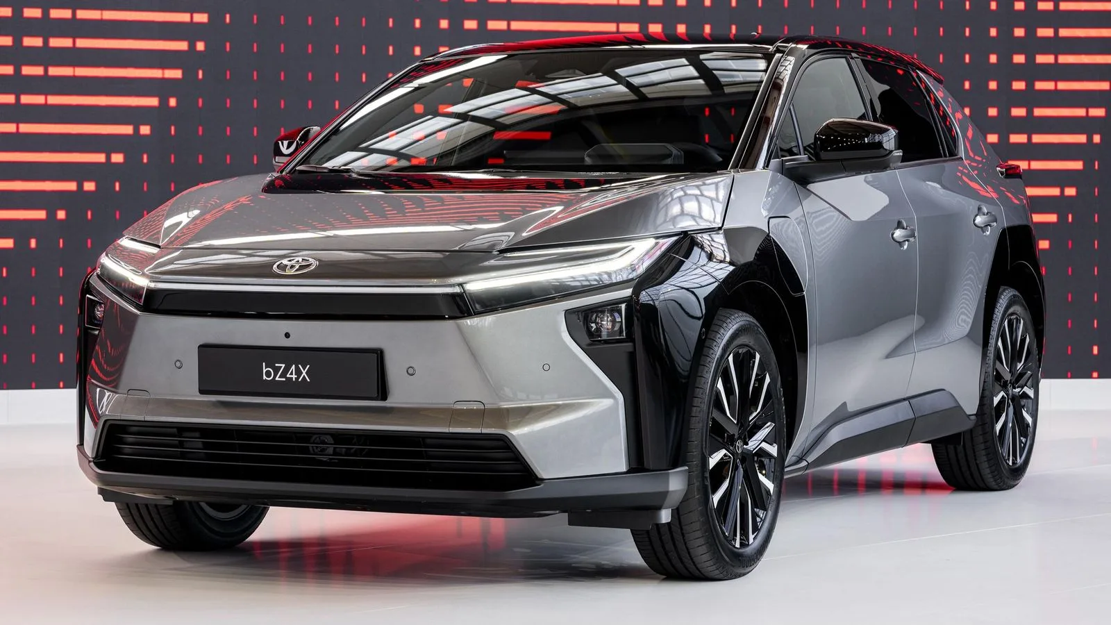 El Toyota bZ4X es un auto eléctrico a batería y sin motor de combustión.