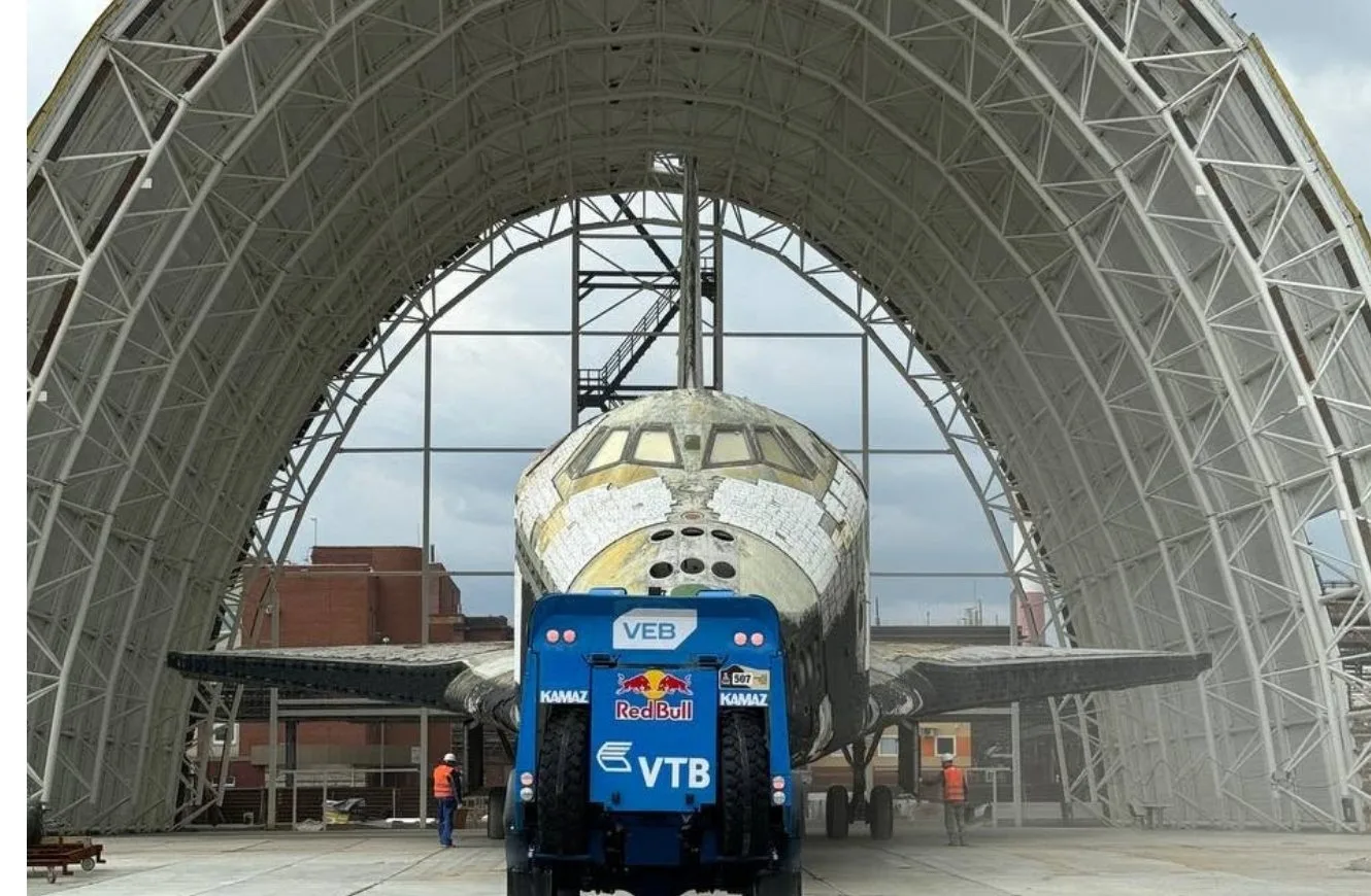 Imagen del transbordador Buran 2.01 durante la llegada al Complejo Museístico de la UMMC en Verkhnyaya Pyshma.