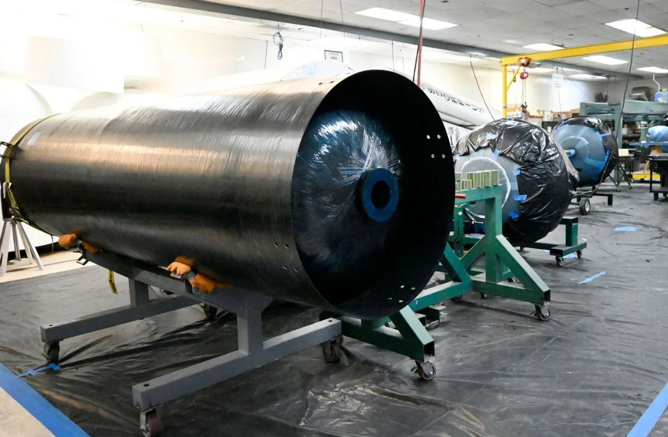 Imagen de la fabricación de recipientes a presión en laboratorio. esferas metálicas aeroespacial