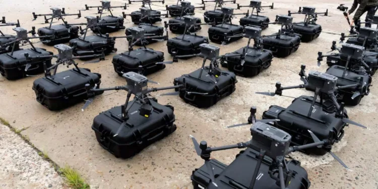Imagen de los robots Brave1, las unidades robóticas buscan asumir progresivamente la totalidad de la logística militar de primera línea, minimizando la exposición de las tropas a la detección y fuego de los drones FPV.