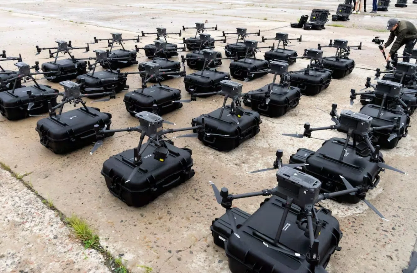 Imagen de los robots Brave1, las unidades robóticas buscan asumir progresivamente la totalidad de la logística militar de primera línea, minimizando la exposición de las tropas a la detección y fuego de los drones FPV.