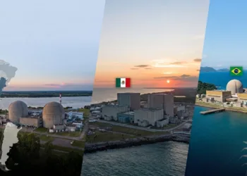Imagen de las centrales nucleares más conocidas de LATAM. De izquierda a derecha La composición integra visualmente las características de las tres centrales principales que describimos: Atucha (Argentina), Angra (Brasil) y Laguna Verde (México).