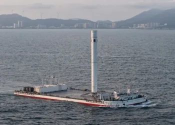 Imagen del buque de recuperación de cohetes "Interstellar Return" completó con éxito la prueba de entrenamiento conjunto en el mar de proceso completo para la recuperación marítima, transportando un simulador mecánico de la primera etapa del vehículo de lanzamiento SQX-3.