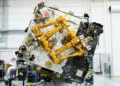 El Vehículo Robótico de Misión (MRV) totalmente integrado, que cuenta con la carga útil robótica de gran destreza de DARPA acoplada a la nave espacial de SpaceLogistics basada en su Vehículo de Extensión de Misión, de eficacia probada en vuelo, se encuentra en la fase final de preparación antes de su próximo lanzamiento en 2026.Crédito: DARPA.