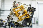 El Vehículo Robótico de Misión (MRV) totalmente integrado, que cuenta con la carga útil robótica de gran destreza de DARPA acoplada a la nave espacial de SpaceLogistics basada en su Vehículo de Extensión de Misión, de eficacia probada en vuelo, se encuentra en la fase final de preparación antes de su próximo lanzamiento en 2026.Crédito: DARPA.