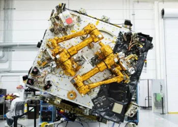 El Vehículo Robótico de Misión (MRV) totalmente integrado, que cuenta con la carga útil robótica de gran destreza de DARPA acoplada a la nave espacial de SpaceLogistics basada en su Vehículo de Extensión de Misión, de eficacia probada en vuelo, se encuentra en la fase final de preparación antes de su próximo lanzamiento en 2026.Crédito: DARPA.