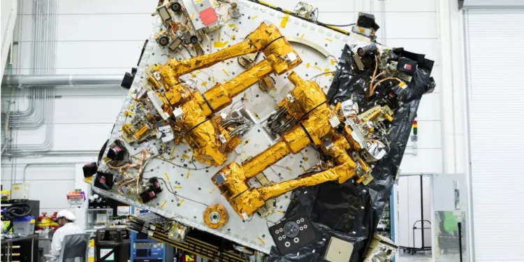 El Vehículo Robótico de Misión (MRV) totalmente integrado, que cuenta con la carga útil robótica de gran destreza de DARPA acoplada a la nave espacial de SpaceLogistics basada en su Vehículo de Extensión de Misión, de eficacia probada en vuelo, se encuentra en la fase final de preparación antes de su próximo lanzamiento en 2026.Crédito: DARPA.
