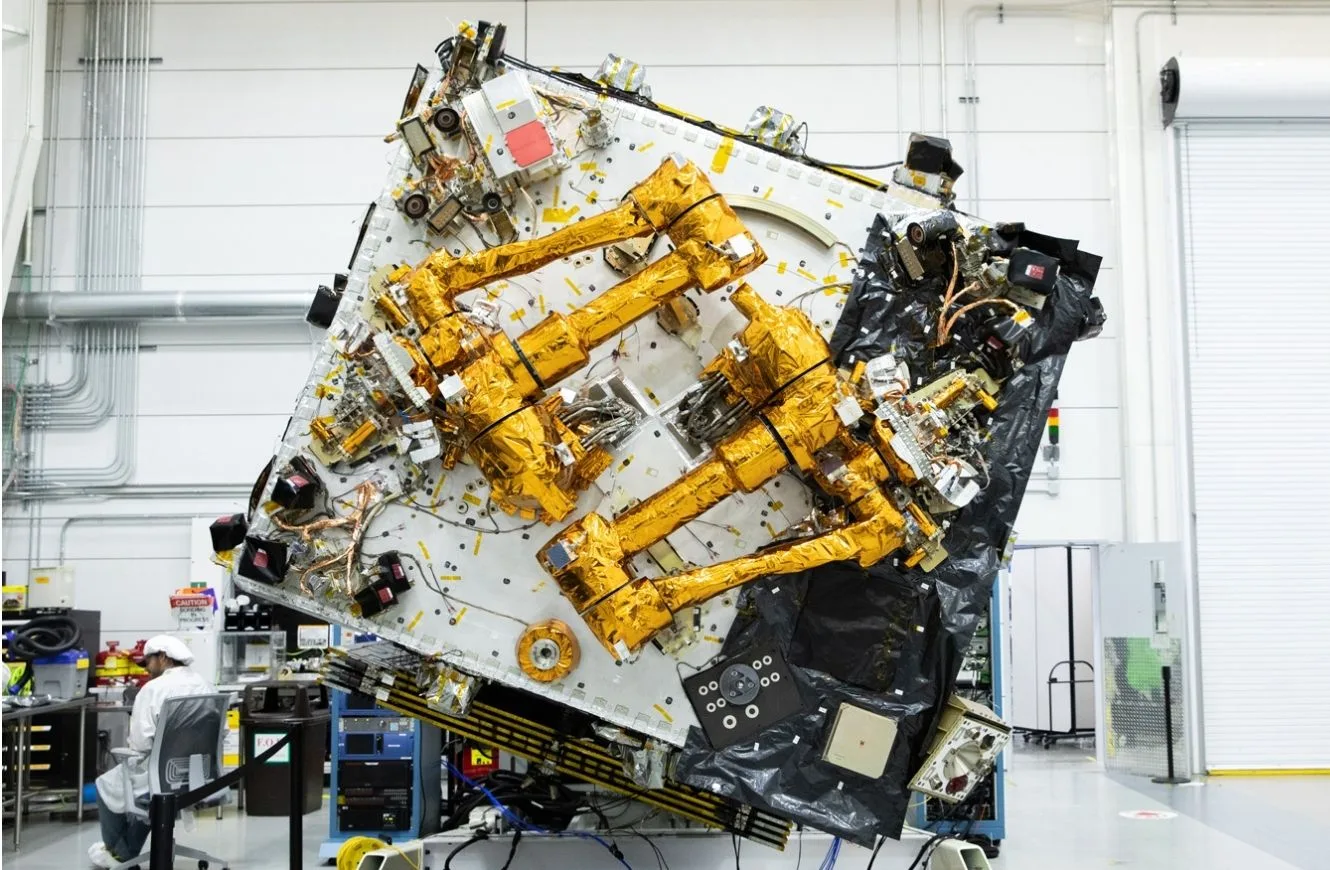 El Vehículo Robótico de Misión (MRV) totalmente integrado, que cuenta con la carga útil robótica de gran destreza de DARPA acoplada a la nave espacial de SpaceLogistics basada en su Vehículo de Extensión de Misión, de eficacia probada en vuelo, se encuentra en la fase final de preparación antes de su próximo lanzamiento en 2026.Crédito: DARPA.