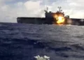 Los buques de superficie no tripulados de la Marina de los EE. UU. participan en un ejercicio de hundimiento en el Océano Pacífico, teniendo como objetivo el casco del buque de asalto anfibio de clase Tarawa, USS Peleliu (LHA 5), dado de baja, como parte del Ejercicio Rim of the Pacific 2026, el 17 de julio de 2026. (Video de la Marina de los EE. UU.)