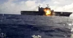 Los buques de superficie no tripulados de la Marina de los EE. UU. participan en un ejercicio de hundimiento en el Océano Pacífico, teniendo como objetivo el casco del buque de asalto anfibio de clase Tarawa, USS Peleliu (LHA 5), dado de baja, como parte del Ejercicio Rim of the Pacific 2026, el 17 de julio de 2026. (Video de la Marina de los EE. UU.)