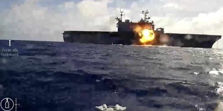 Los buques de superficie no tripulados de la Marina de los EE. UU. participan en un ejercicio de hundimiento en el Océano Pacífico, teniendo como objetivo el casco del buque de asalto anfibio de clase Tarawa, USS Peleliu (LHA 5), dado de baja, como parte del Ejercicio Rim of the Pacific 2026, el 17 de julio de 2026. (Video de la Marina de los EE. UU.)