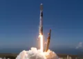 Imagen del cohete Falcon 9 de SpaceX desde la Base de la Fuerza Espacial Vandenberg, puso en órbita terrestre baja (LEO) 21 vehículos espaciales dedicados a la transferencia de datos. Tramo 1 SDA