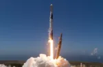 Imagen del cohete Falcon 9 de SpaceX desde la Base de la Fuerza Espacial Vandenberg, puso en órbita terrestre baja (LEO) 21 vehículos espaciales dedicados a la transferencia de datos. Tramo 1 SDA