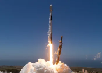 Imagen del cohete Falcon 9 de SpaceX desde la Base de la Fuerza Espacial Vandenberg, puso en órbita terrestre baja (LEO) 21 vehículos espaciales dedicados a la transferencia de datos. Tramo 1 SDA