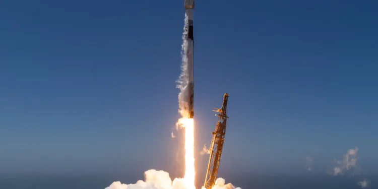 Imagen del cohete Falcon 9 de SpaceX desde la Base de la Fuerza Espacial Vandenberg, puso en órbita terrestre baja (LEO) 21 vehículos espaciales dedicados a la transferencia de datos. Tramo 1 SDA
