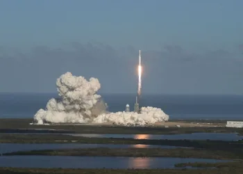 Imagen del el vector Falcon 9 de SpaceX en pleno ascenso. diez empresas sector espacial