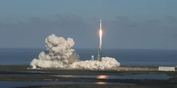 Imagen del el vector Falcon 9 de SpaceX en pleno ascenso. diez empresas sector espacial