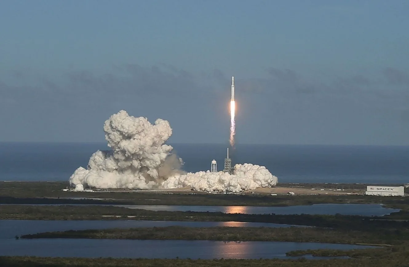 Imagen del el vector Falcon 9 de SpaceX en pleno ascenso. diez empresas sector espacial