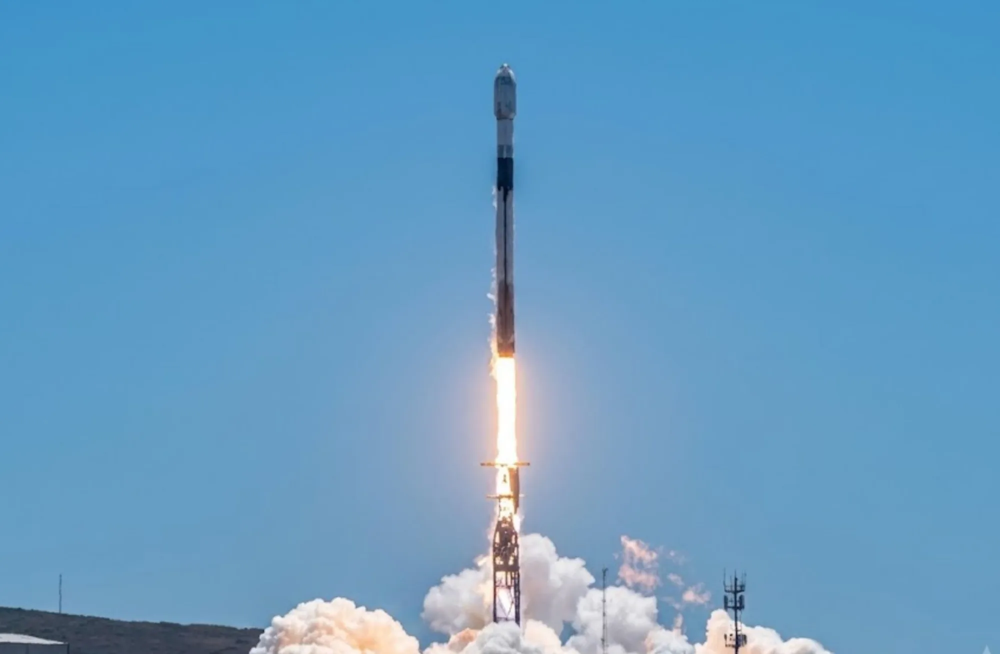 Imagen del Falcon 9 de SpaceX, el cual ha completado el tercer lanzamiento de satélites pertenecientes al Tramo 1 (T1) de la Arquitectura Espacial de Guerra Proliferada. Tramo 1 SDA