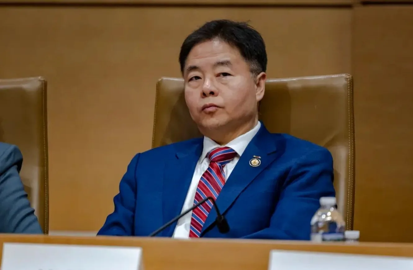 Imagen del congresista Ted Lieu, impulsor de la iniciativa AI Kill Switch Act.