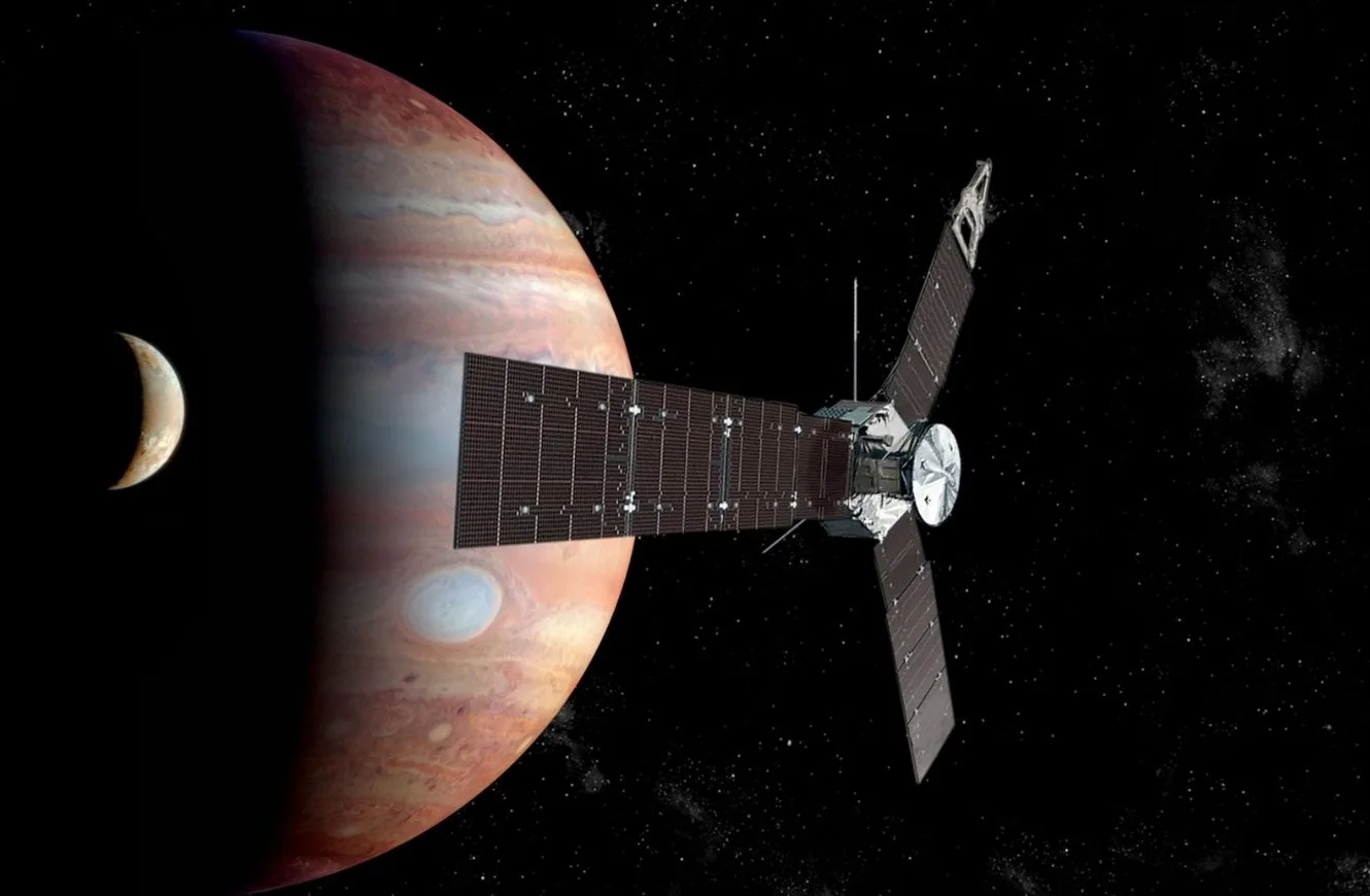 Imagen de la sonda Juno observando el entorno de Júpiter.