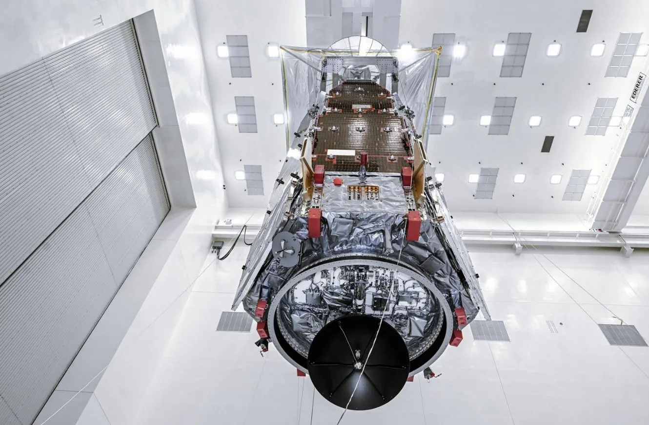 Técnicos e ingenieros dentro de la instalación de mantenimiento de cargas peligrosas en el Centro Espacial Kennedy de la NASA en Florida utilizan una grúa para levantar el Telescopio Espacial Nancy Grace Roman de la agencia. Crédito: NASA.