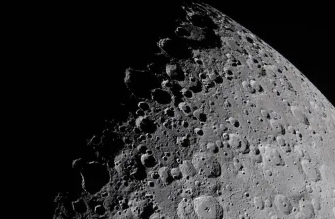 Imagen de la Luna, la región del limbo occidental cerca de los cráteres Einstein y Bell, donde aterrizará el módulo lunar. Falcon 9 luna