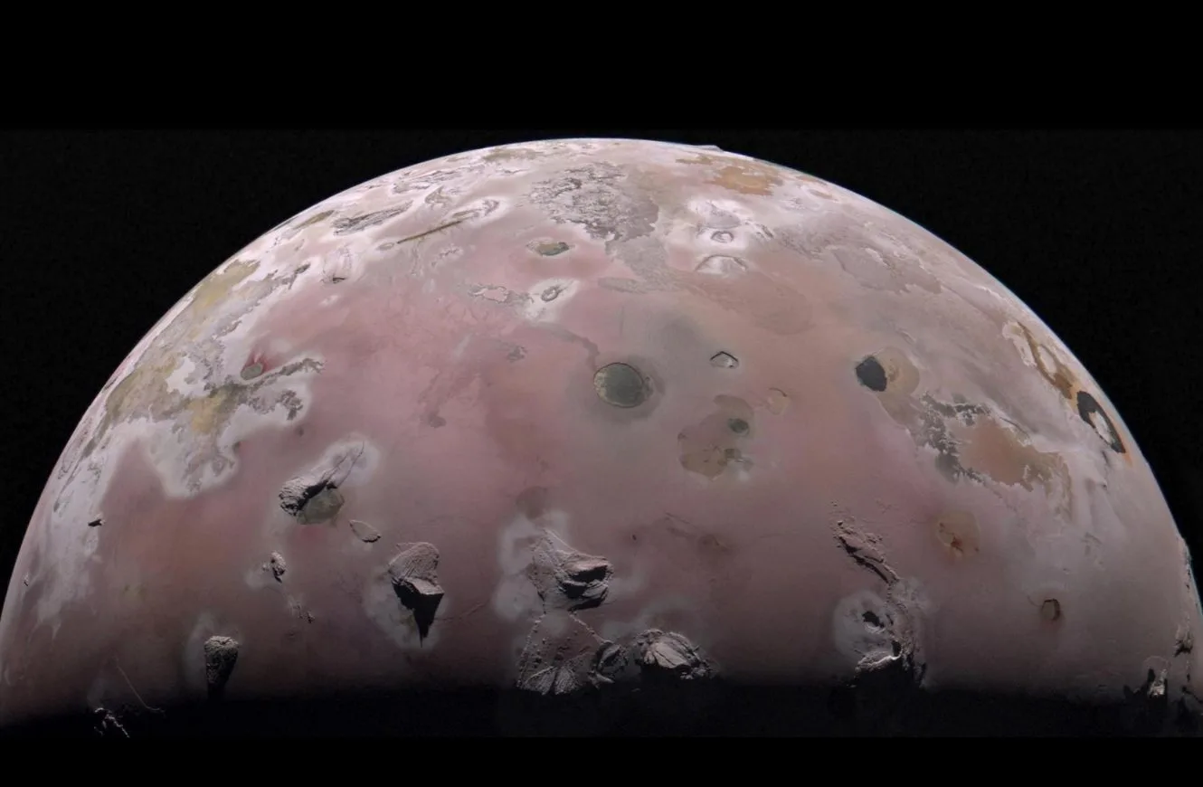 La región del polo norte de la luna volcánica Io de Júpiter fue capturada por Juno de la NASA durante el 57º acercamiento de la nave espacial al gigante gaseoso el 30 de diciembre de 2023. Crédito: NASA. Juno temperatura Io