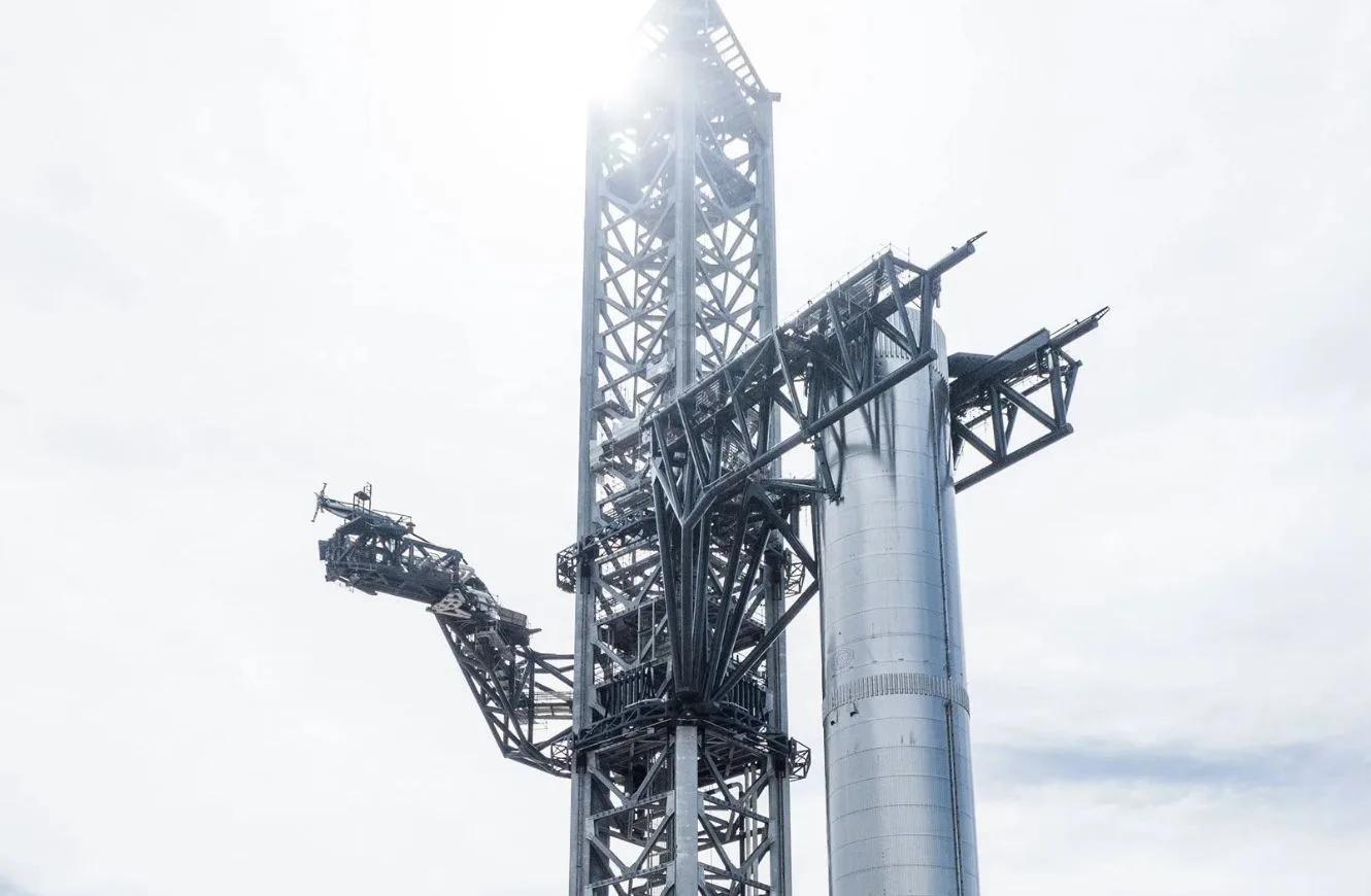 Imagen de los brazos Mechazilla sujetando el propulsor de la nave Starship. Starship vuelos.
