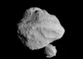 El meteorito de Hillsborough revela agua salada y compuestos prebióticos en el cinturón de asteroides.