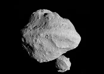 El meteorito de Hillsborough revela agua salada y compuestos prebióticos en el cinturón de asteroides.