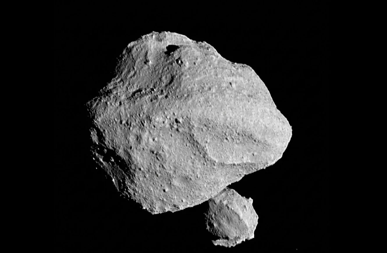 El meteorito de Hillsborough revela agua salada y compuestos prebióticos en el cinturón de asteroides.