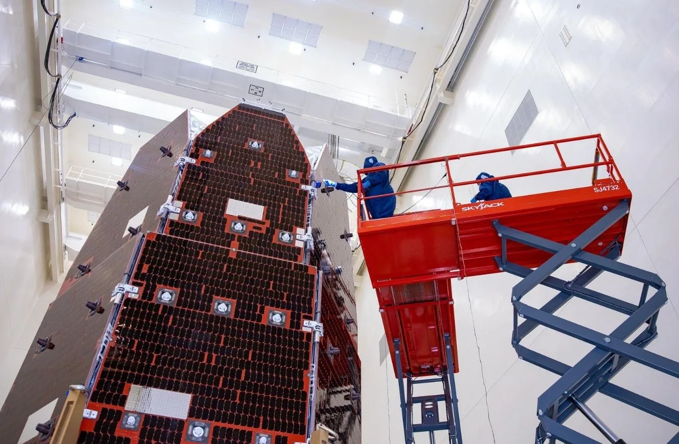 Imagen de los técnicos de la NASA revisando los paneles solares del Telescopio Nancy Grace Roman. Crédito: NASA.