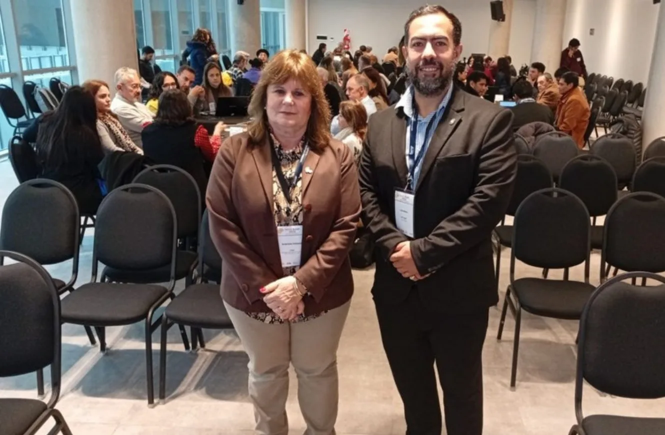 Imagen del ingeniero Luis Bono y la subsecretaria de la UNJu, Gabriela Oddone, durante la Nexo Jujuy 2026.